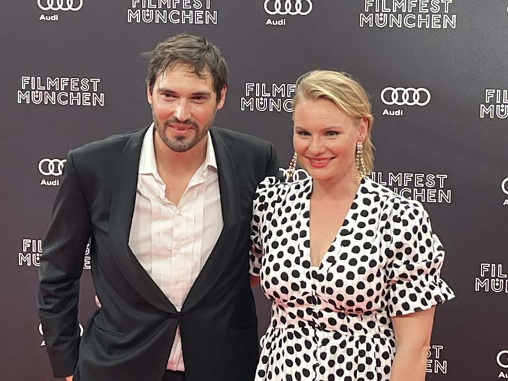 Aron Lehmann und Rosalie Thomass auf dem Roten Teppich anlässlich der Vorführung des Filmfest München 2022 Auftaktfilmes "Corsage" am 23.06.2022 (©Foto: Martin Schmitz)